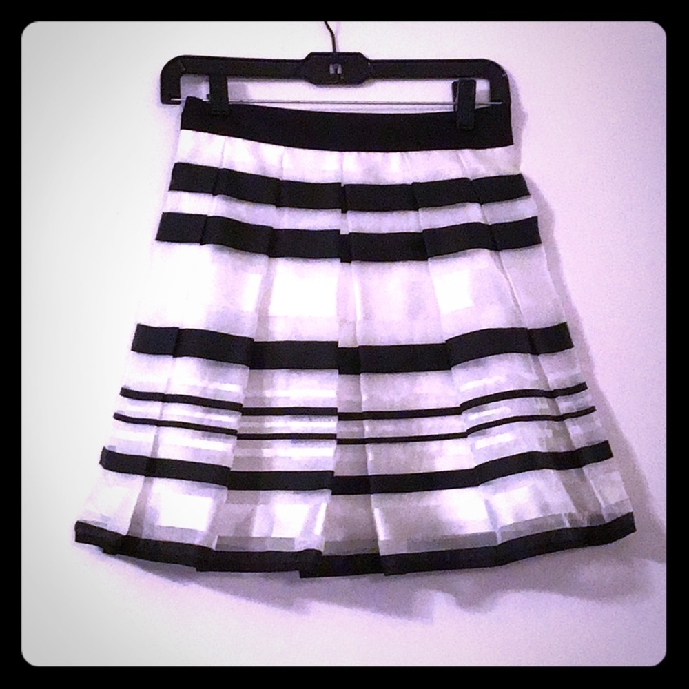 🍒NWOT Black&White Stripe Skirt